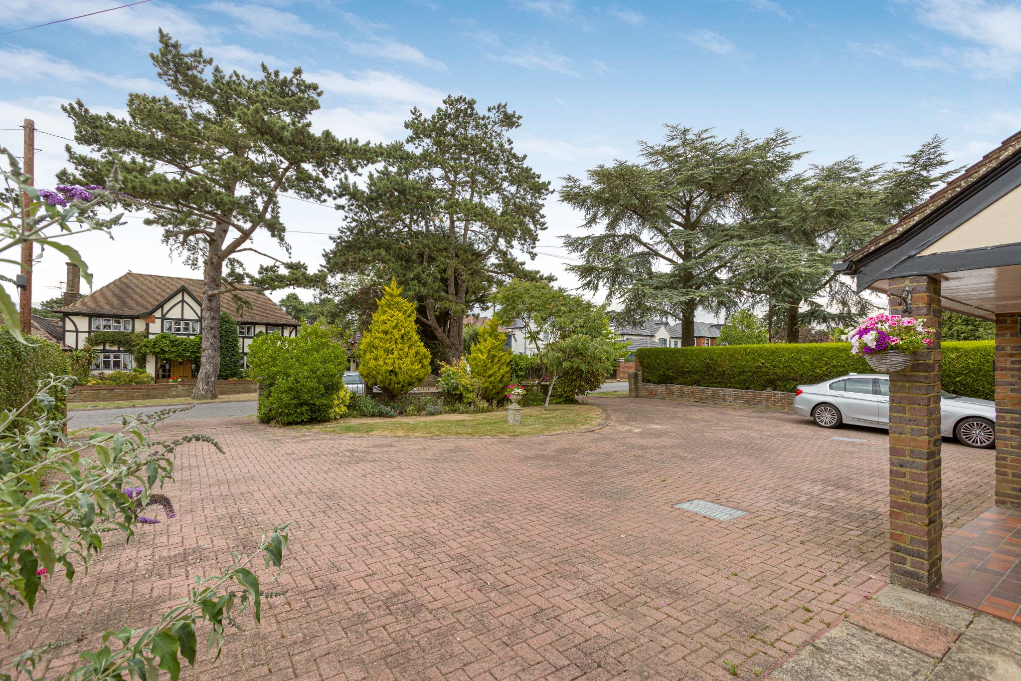 4 bedroom detached house Sale Agreed in Brookmans Park - Photograph 9
