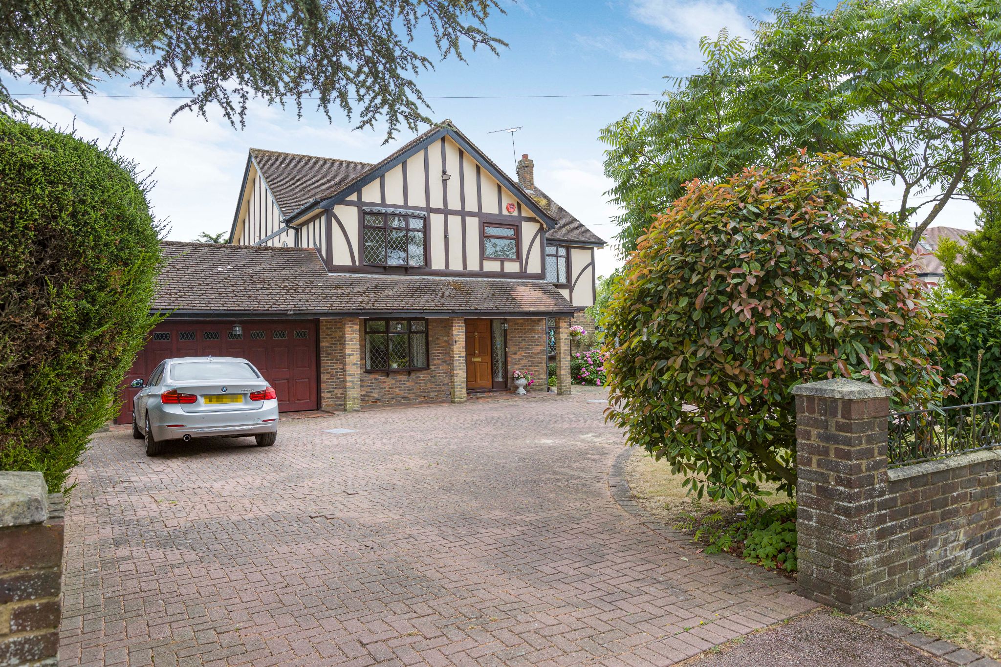 4 bedroom detached house Sale Agreed in Brookmans Park - Photograph 7