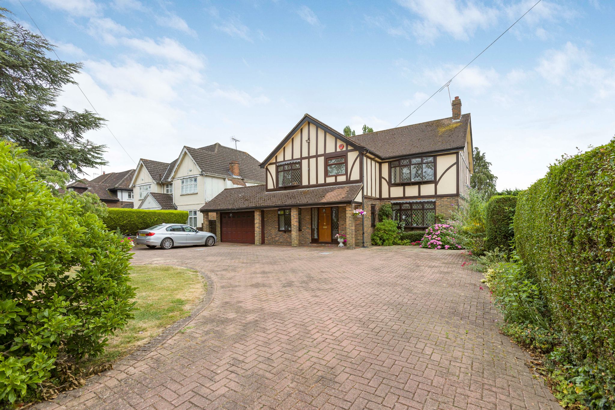 4 bedroom detached house Sale Agreed in Brookmans Park - Photograph 5