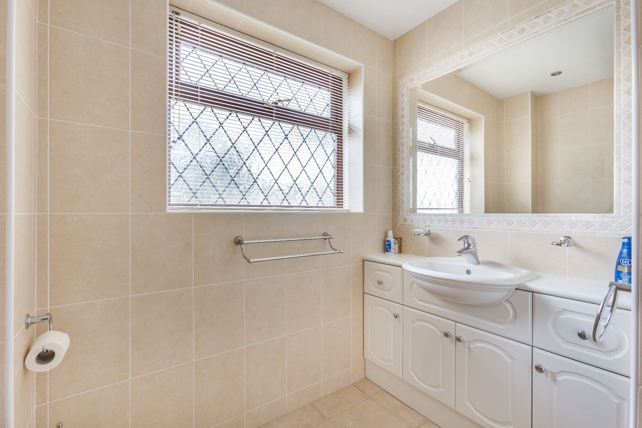 4 bedroom detached house Sale Agreed in Brookmans Park - Photograph 6