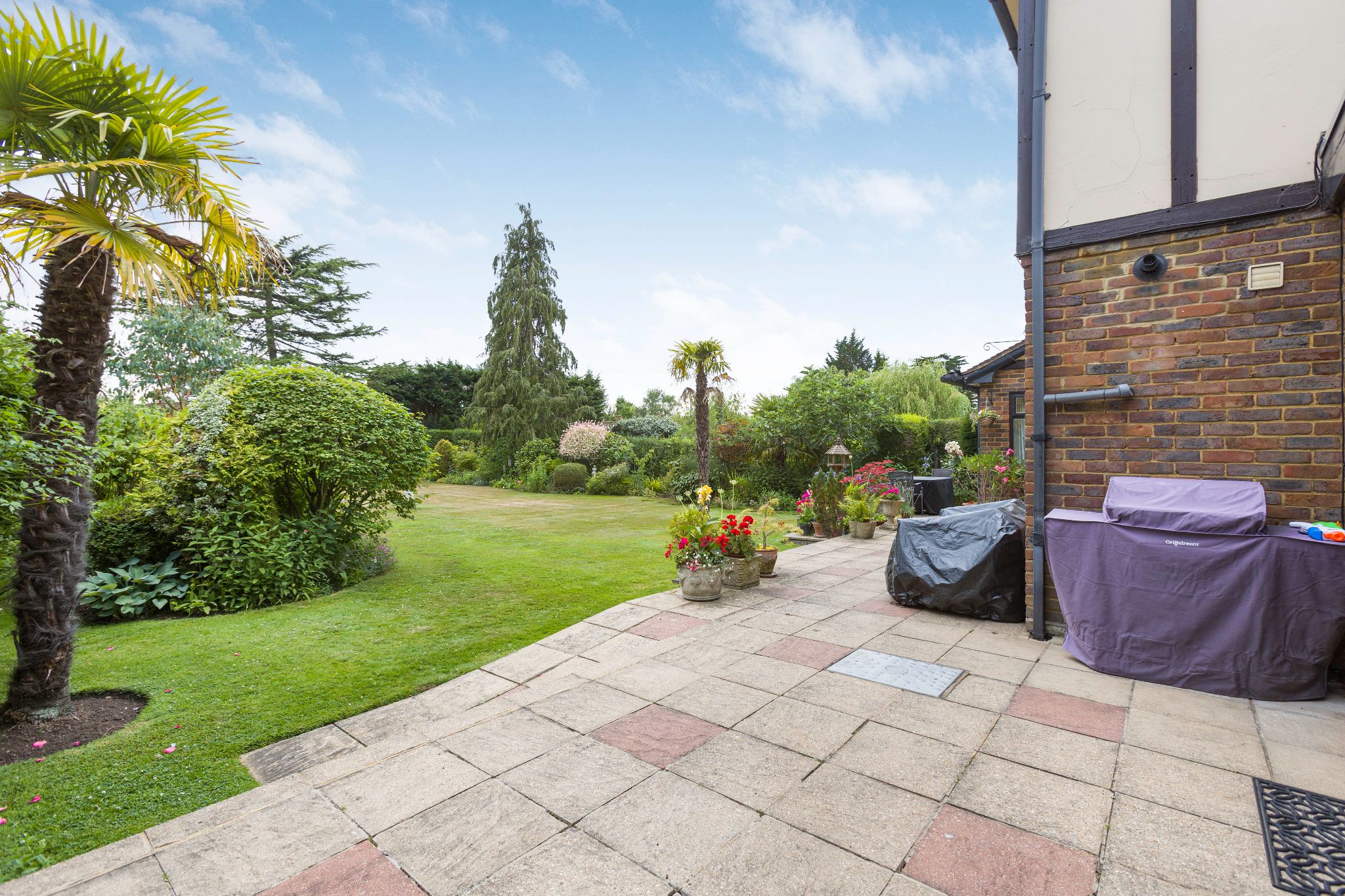 4 bedroom detached house Sale Agreed in Brookmans Park - Photograph 21