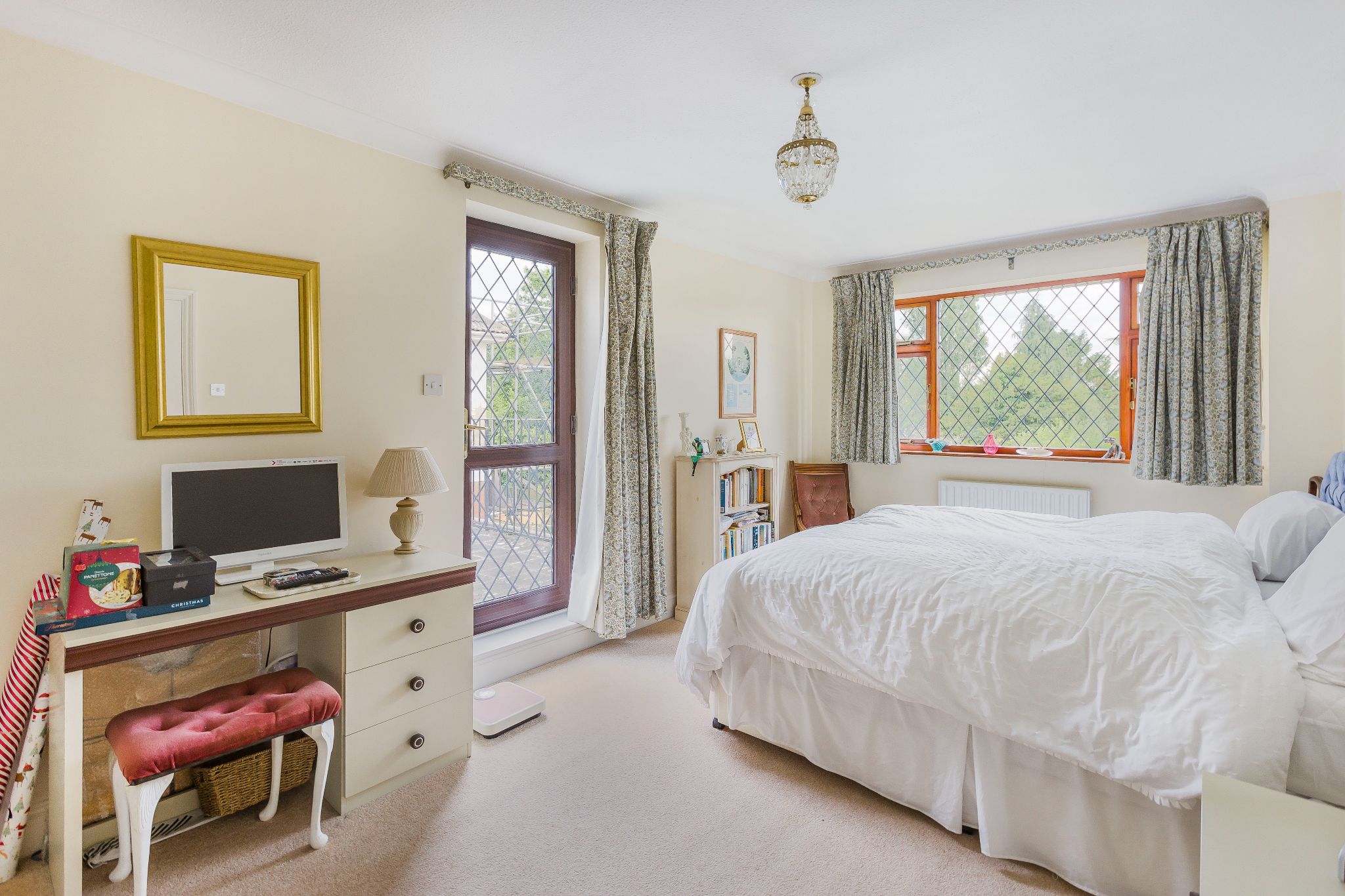 4 bedroom detached house Sale Agreed in Brookmans Park - Photograph 1
