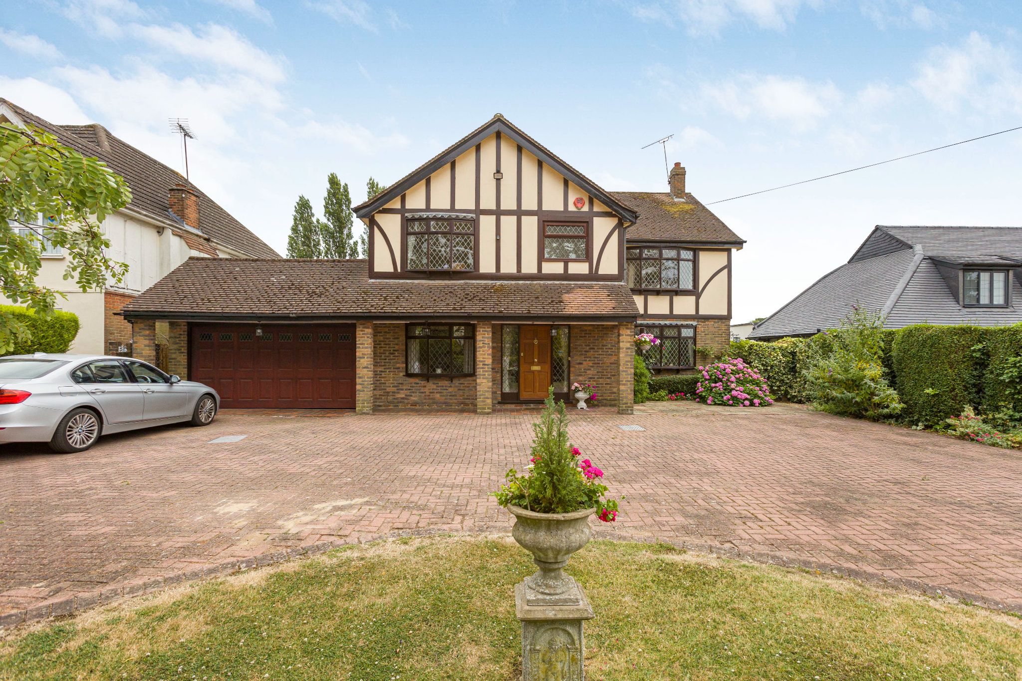 4 bedroom detached house Sale Agreed in Brookmans Park - Photograph 8