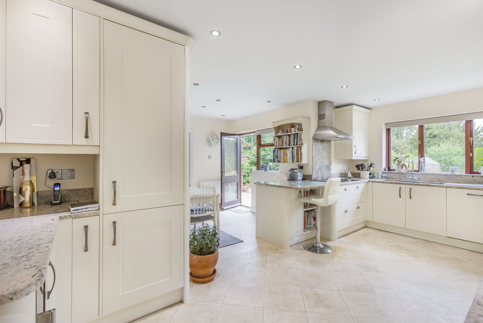 4 bedroom detached house Sale Agreed in Brookmans Park - Photograph 18