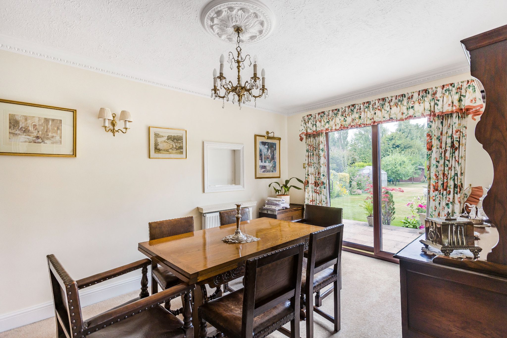 4 bedroom detached house Sale Agreed in Brookmans Park - Photograph 17