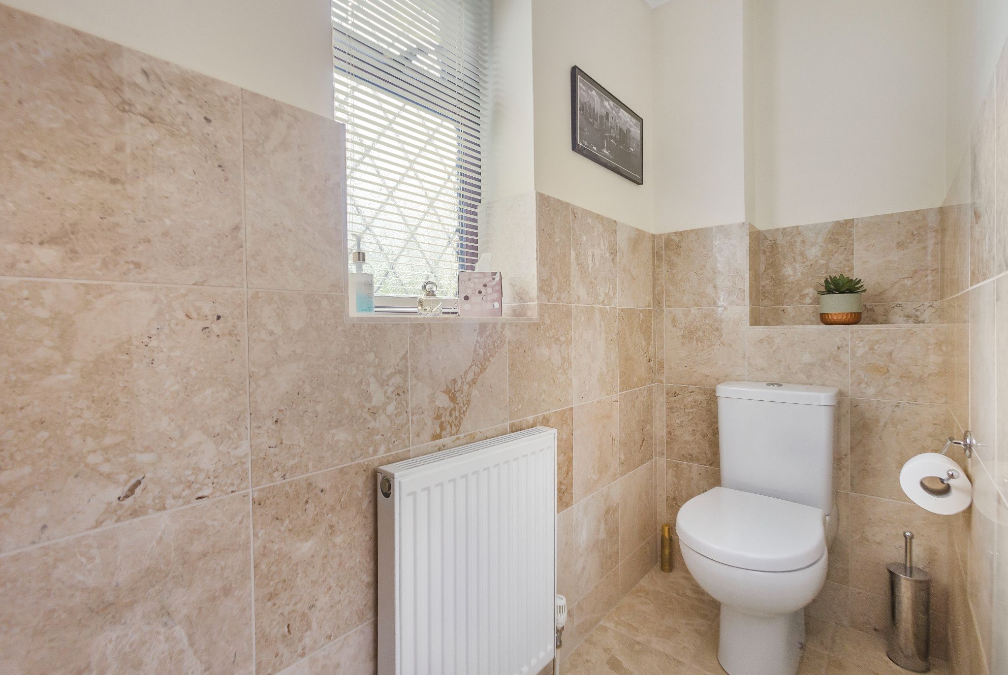 4 bedroom detached house Sale Agreed in Brookmans Park - Photograph 11