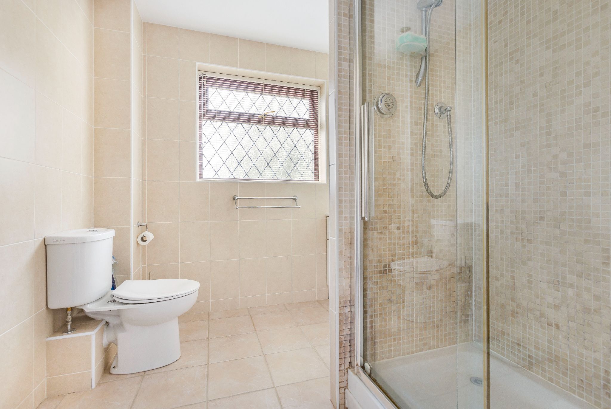 4 bedroom detached house Sale Agreed in Brookmans Park - Photograph 13