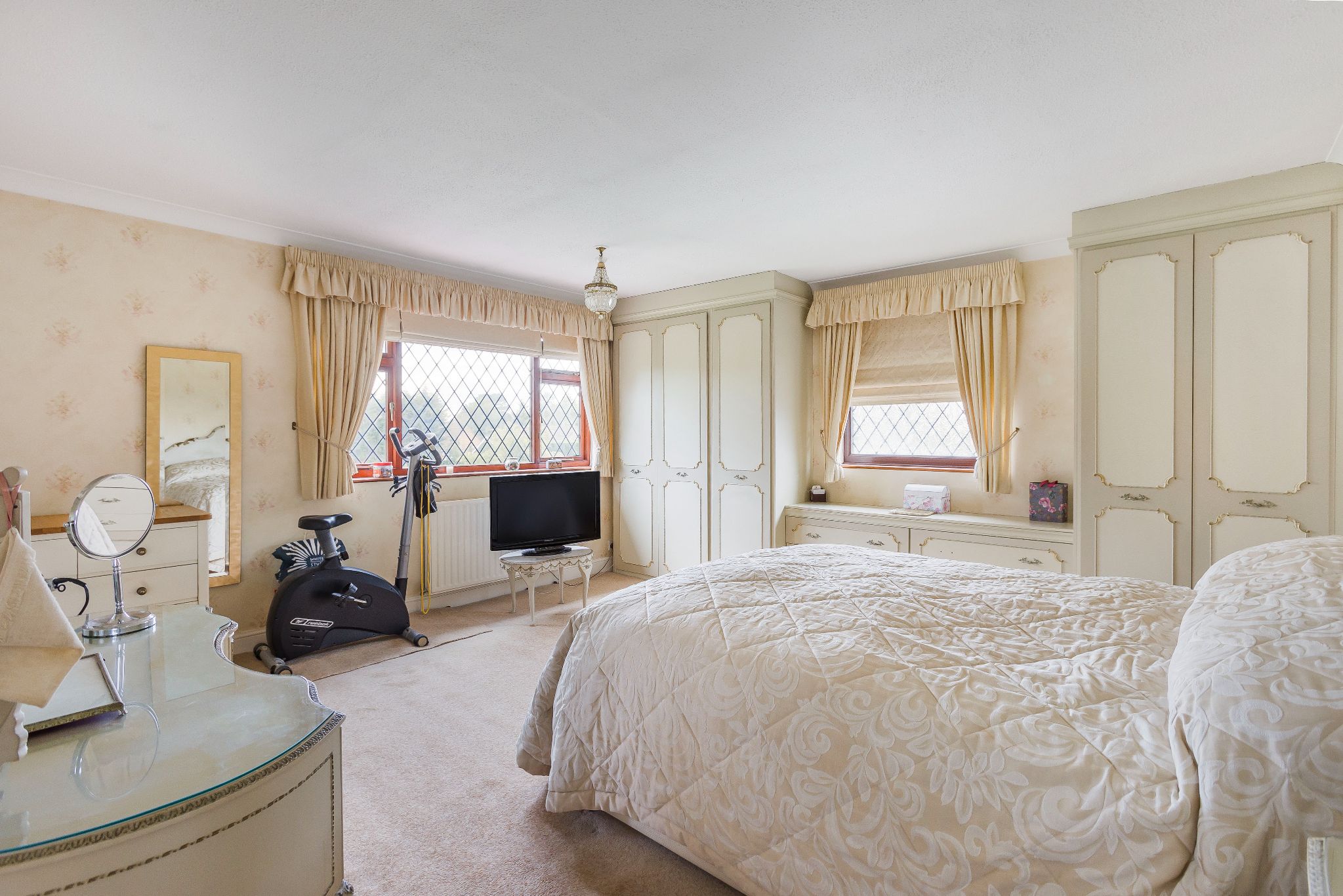 4 bedroom detached house Sale Agreed in Brookmans Park - Photograph 28