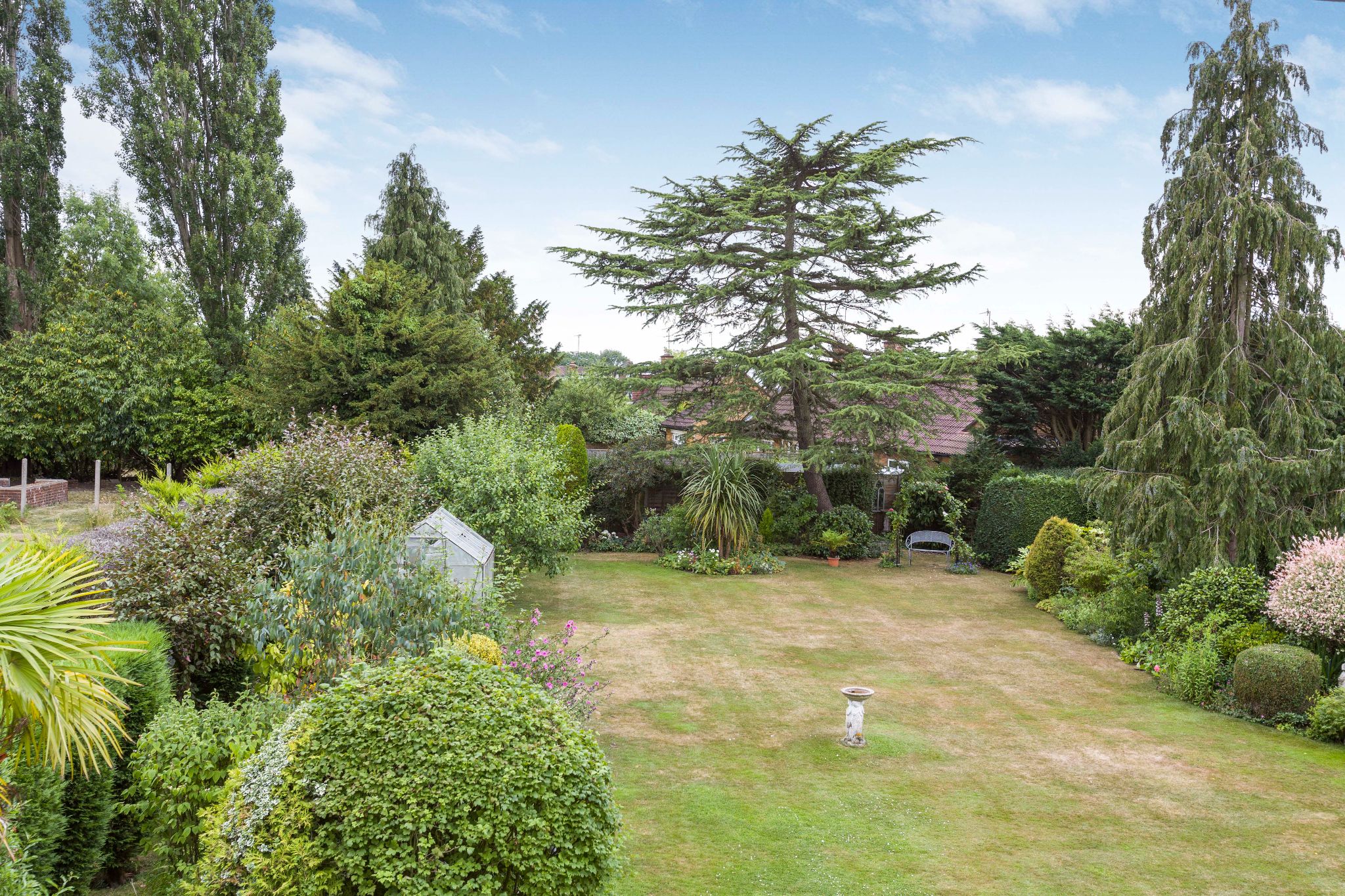 4 bedroom detached house Sale Agreed in Brookmans Park - Photograph 3