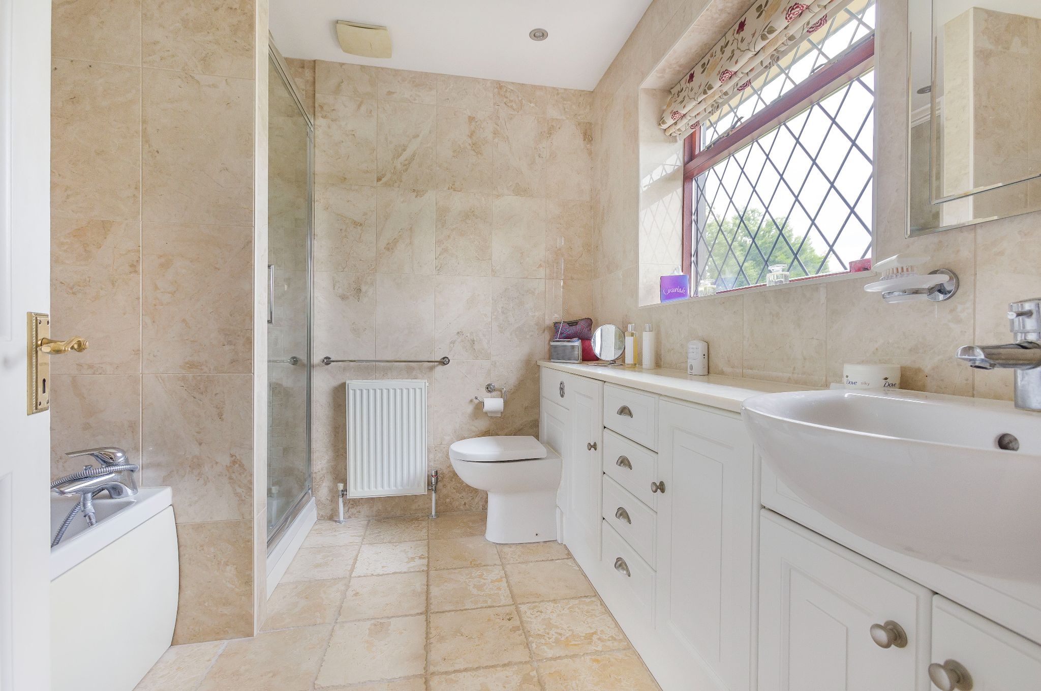 4 bedroom detached house Sale Agreed in Brookmans Park - Photograph 4