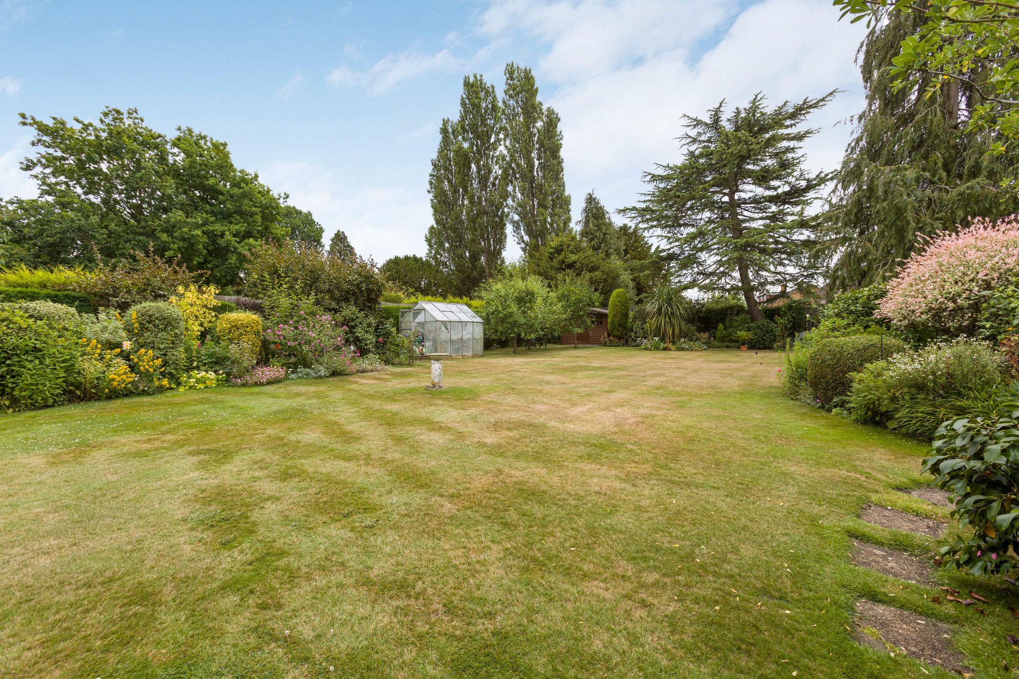 4 bedroom detached house Sale Agreed in Brookmans Park - Photograph 10