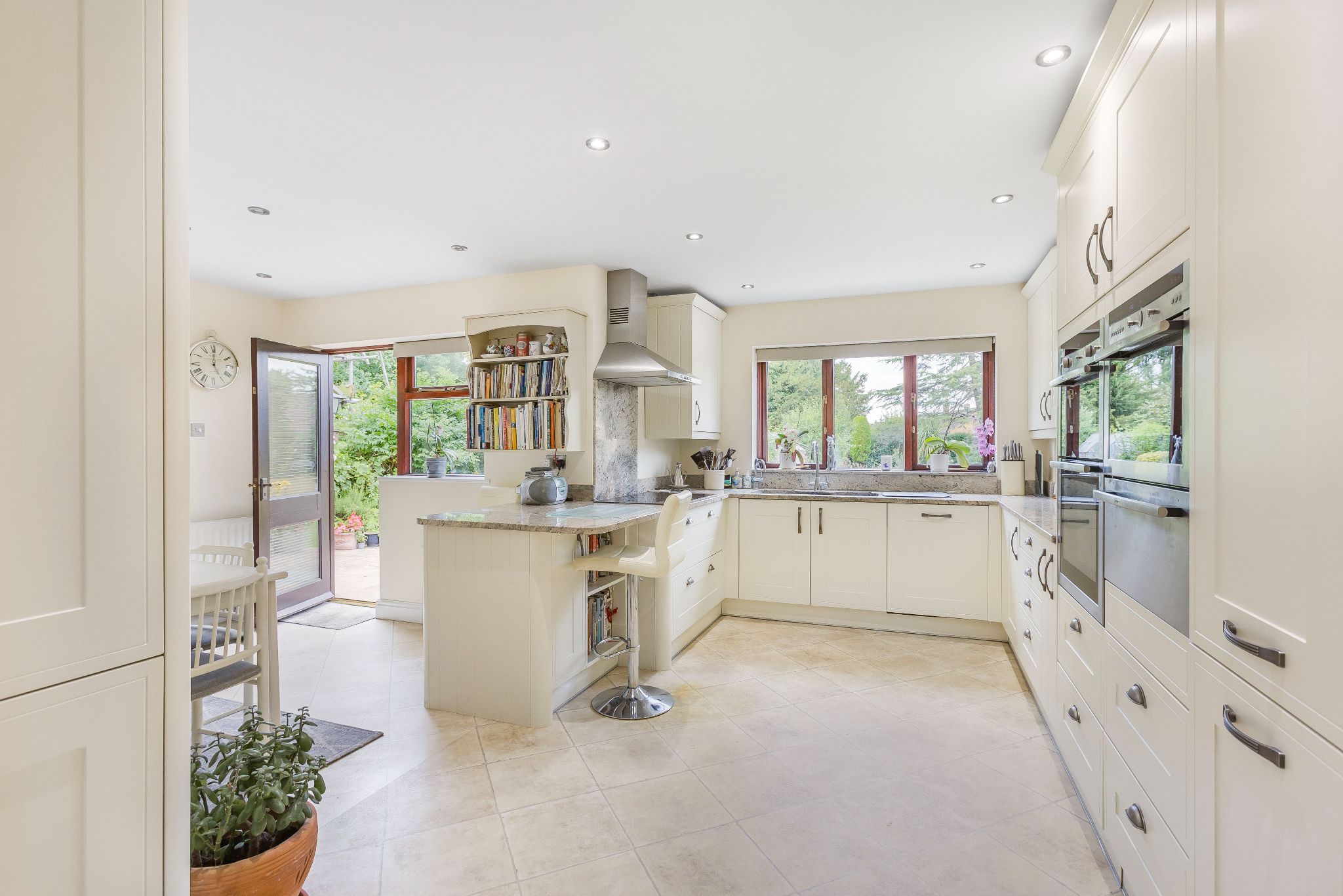 4 bedroom detached house Sale Agreed in Brookmans Park - Photograph 19
