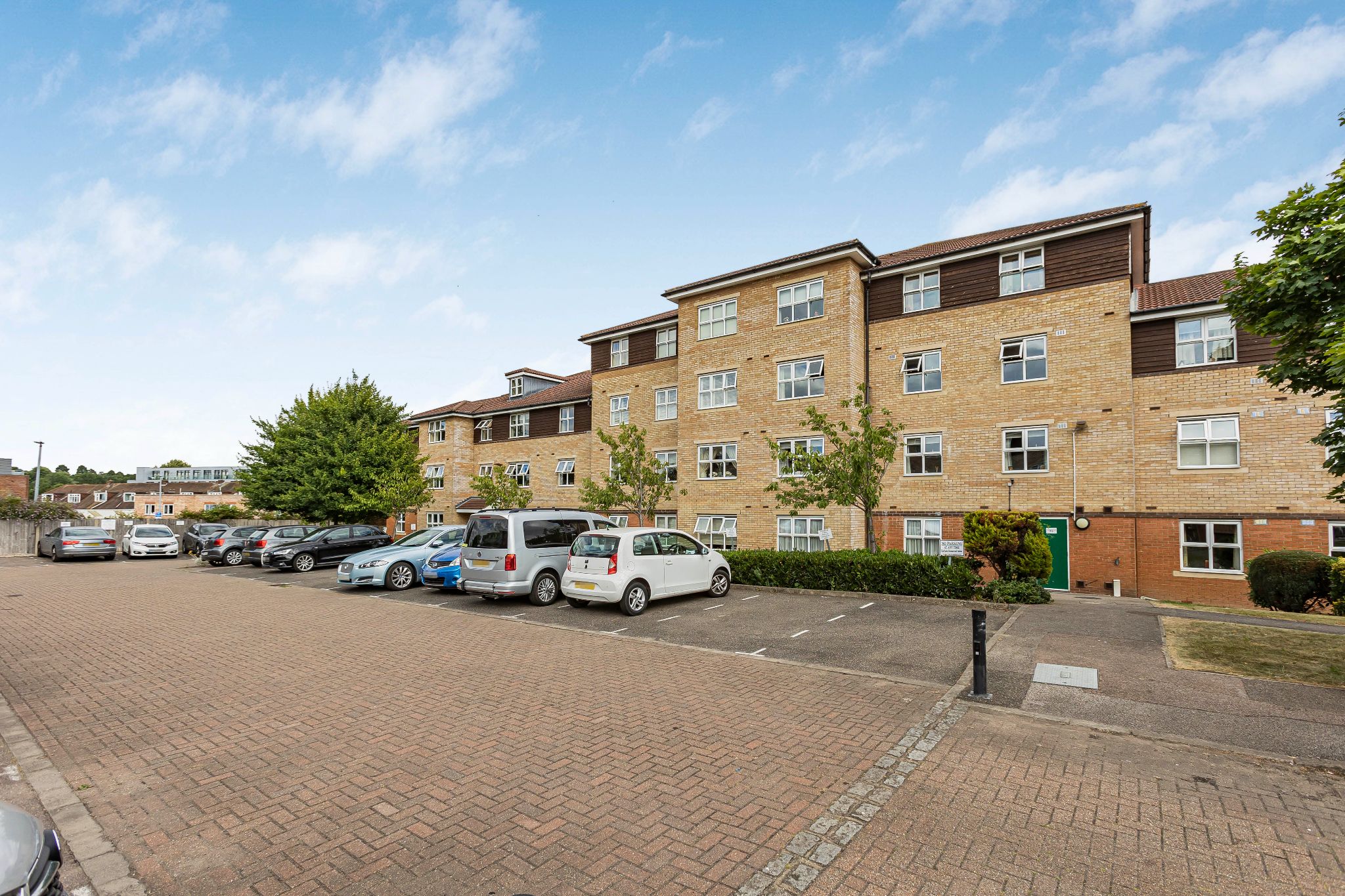 2 bedroom apartment flat/apartment For Sale in Potters Bar - Photograph 2