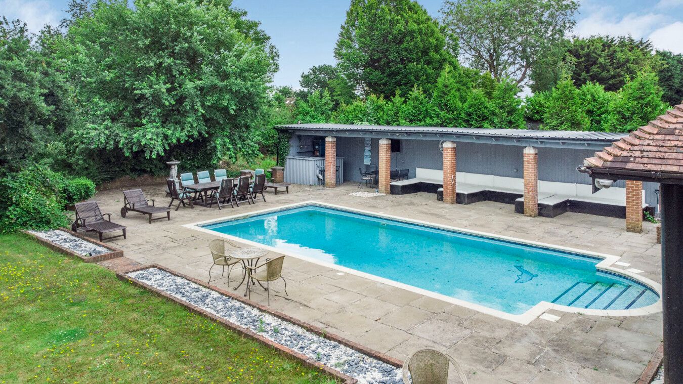 5 bedroom detached house For Sale in Potters Bar - Photograph 7