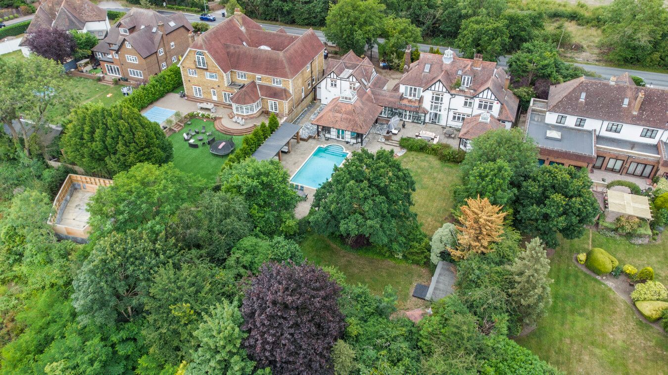 5 bedroom detached house For Sale in Potters Bar - Photograph 15