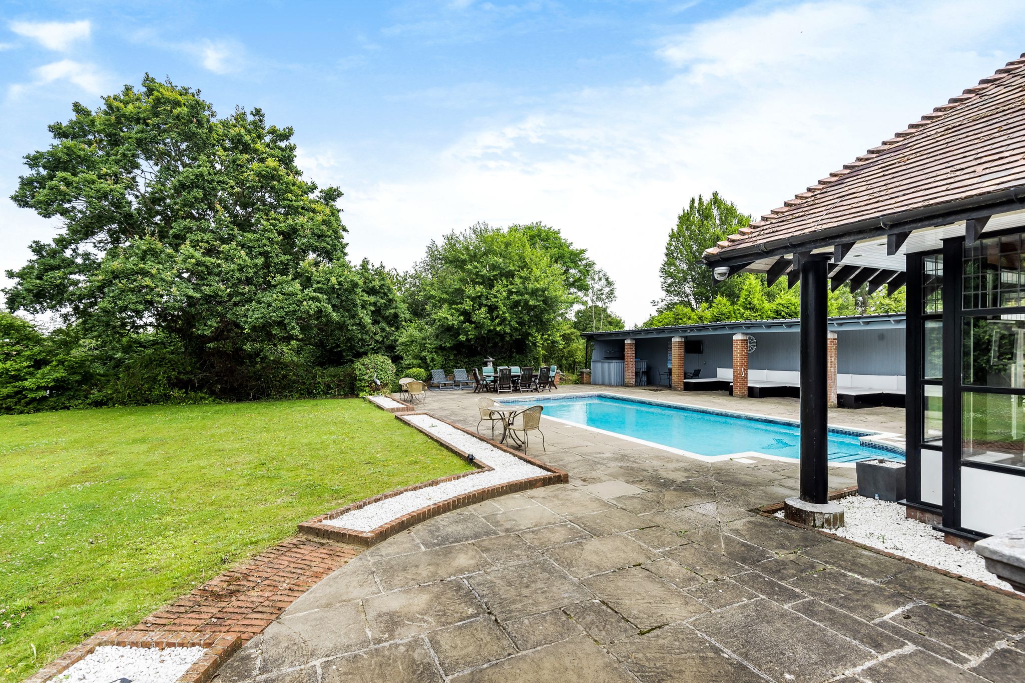 5 bedroom detached house For Sale in Potters Bar - Photograph 34