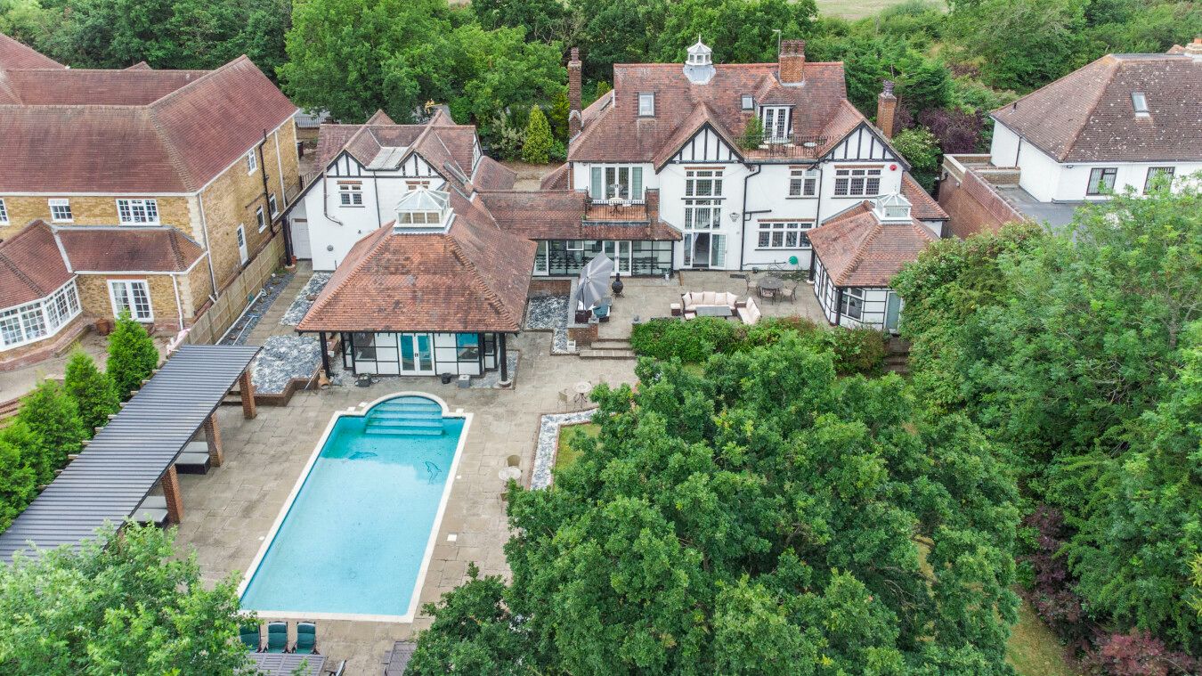5 bedroom detached house For Sale in Potters Bar - Photograph 12