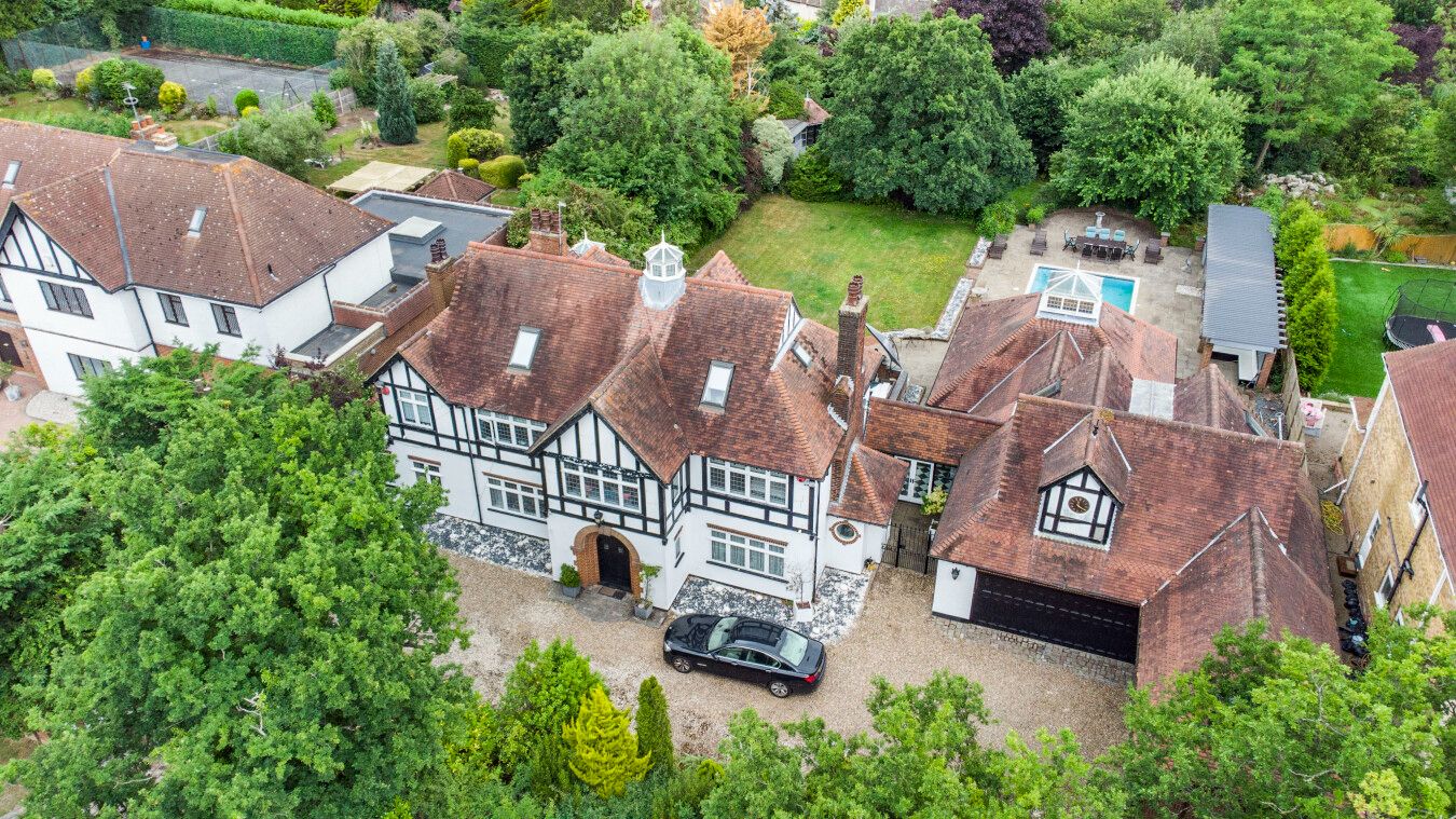 5 bedroom detached house For Sale in Potters Bar - Photograph 10