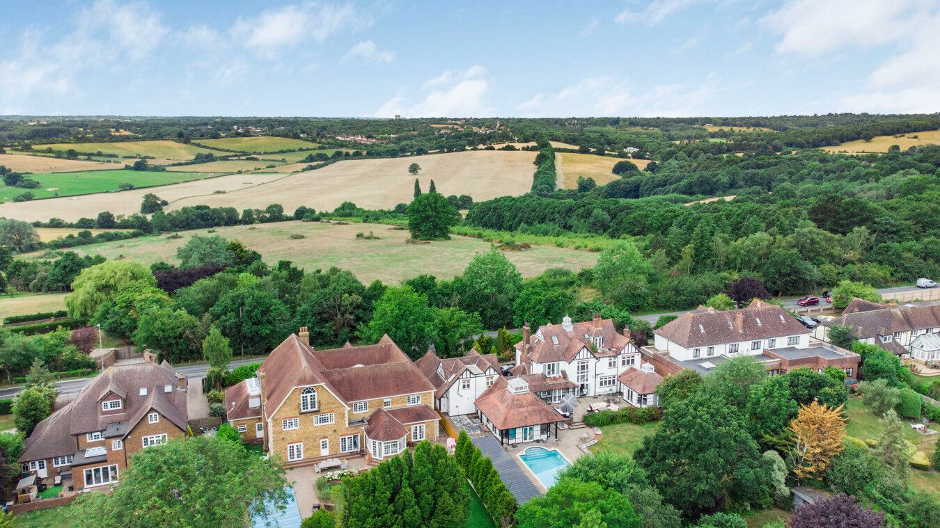5 bedroom detached house For Sale in Potters Bar - Photograph 17