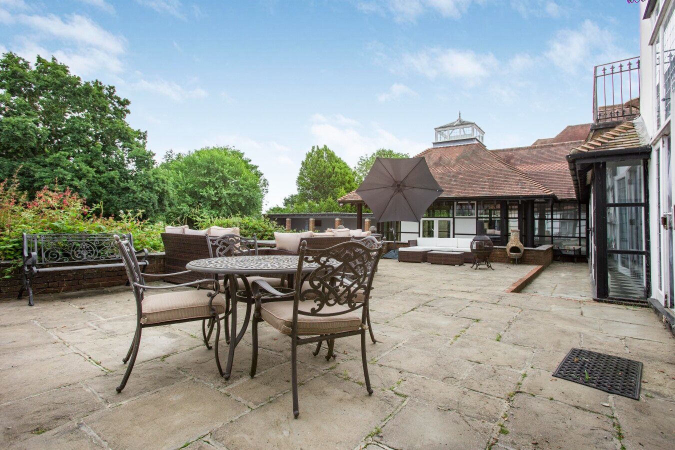 5 bedroom detached house For Sale in Potters Bar - Photograph 3