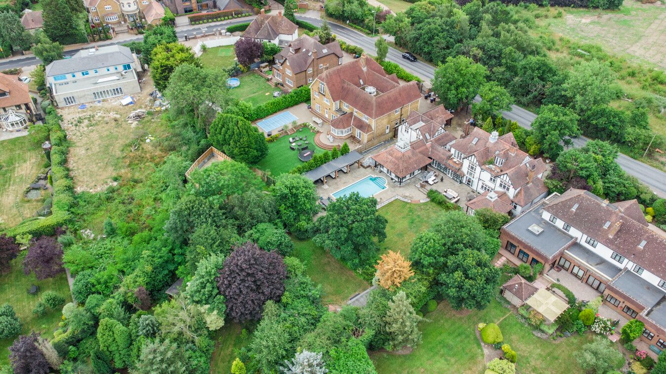 5 bedroom detached house For Sale in Potters Bar - Photograph 14