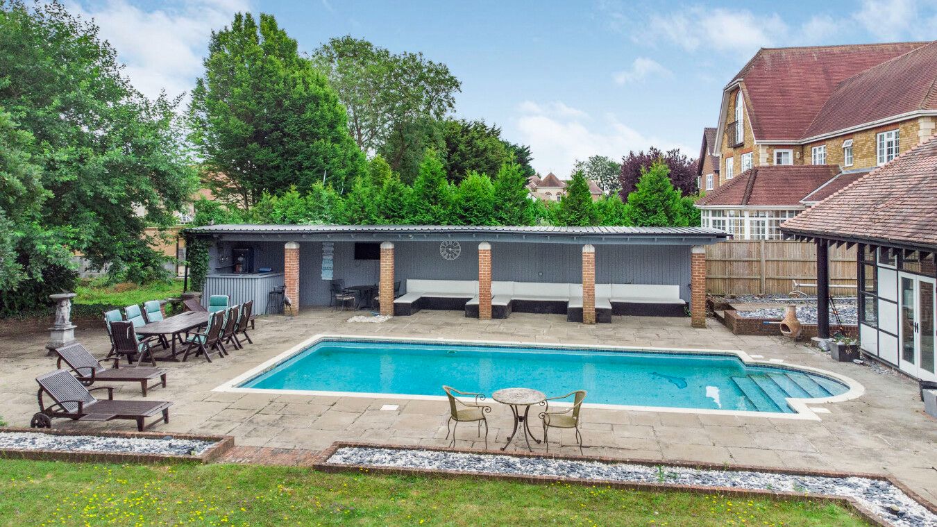 5 bedroom detached house For Sale in Potters Bar - Photograph 8