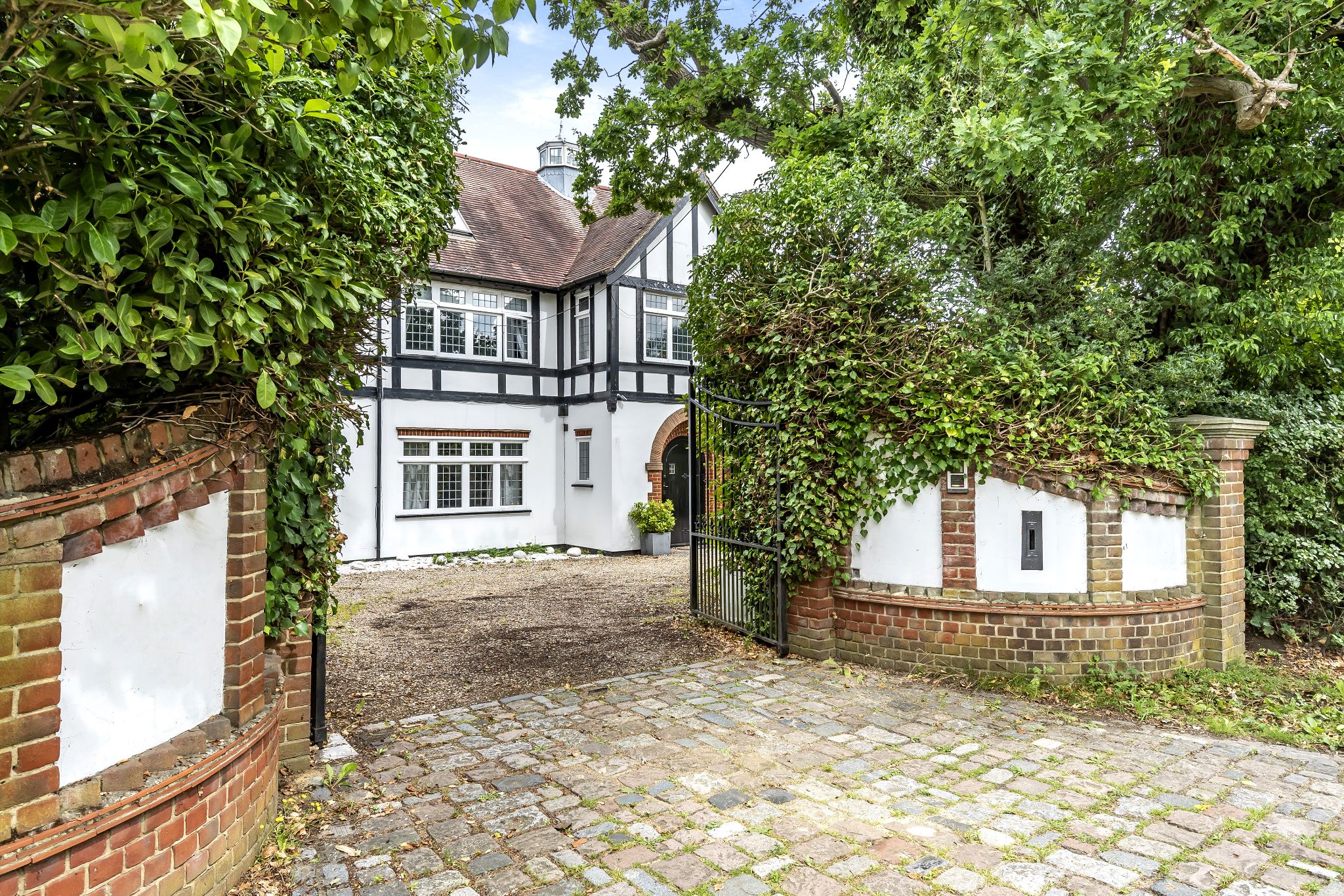 5 bedroom detached house For Sale in Potters Bar - Photograph 46