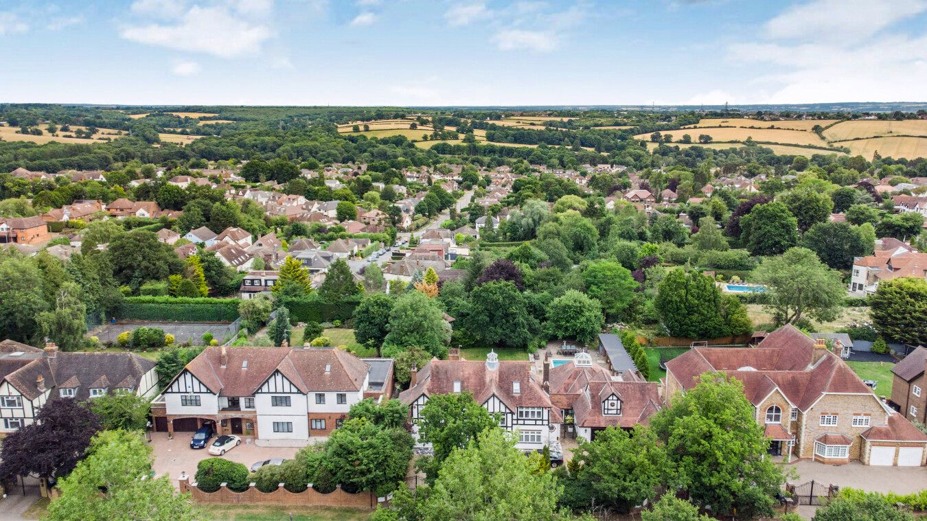 5 bedroom detached house For Sale in Potters Bar - Photograph 19