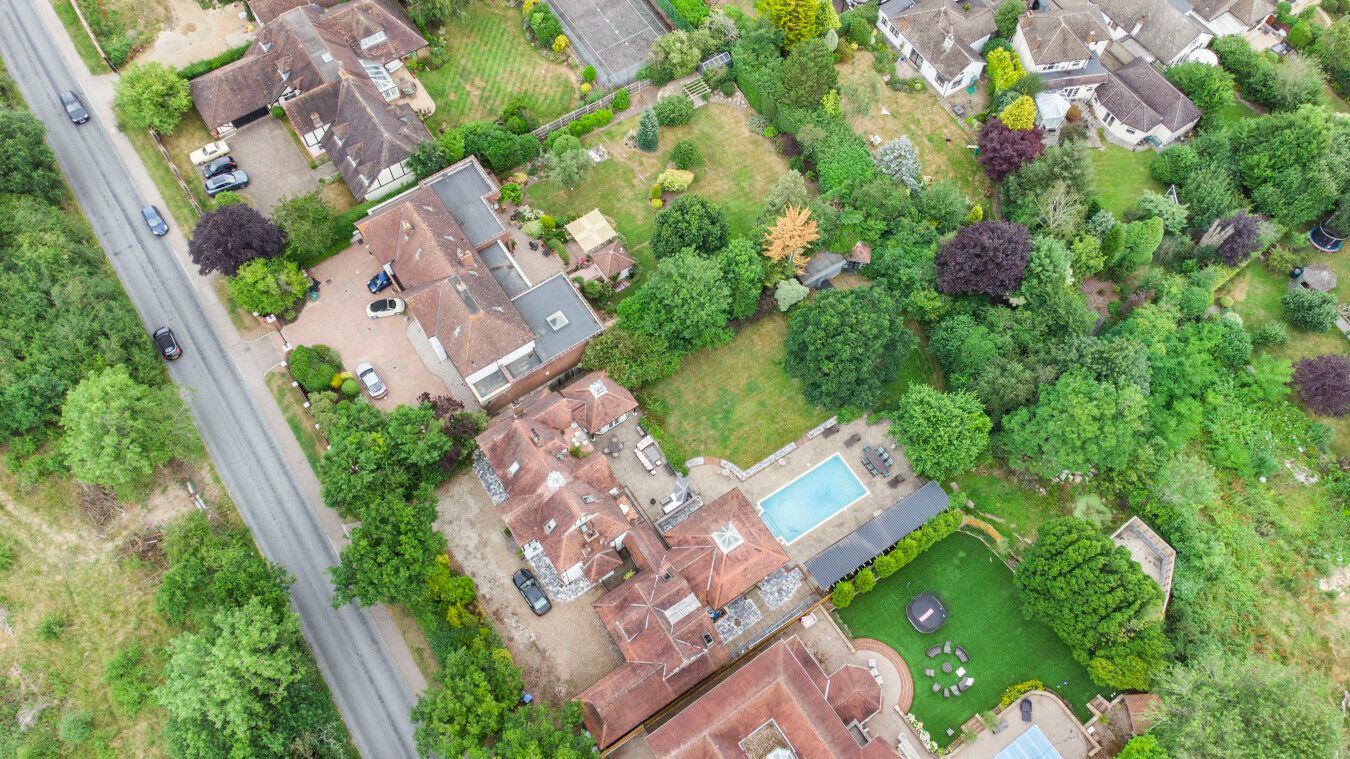 5 bedroom detached house For Sale in Potters Bar - Photograph 9