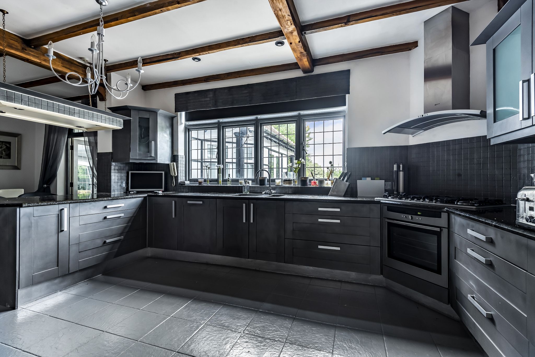 5 bedroom detached house For Sale in Potters Bar - Photograph 29