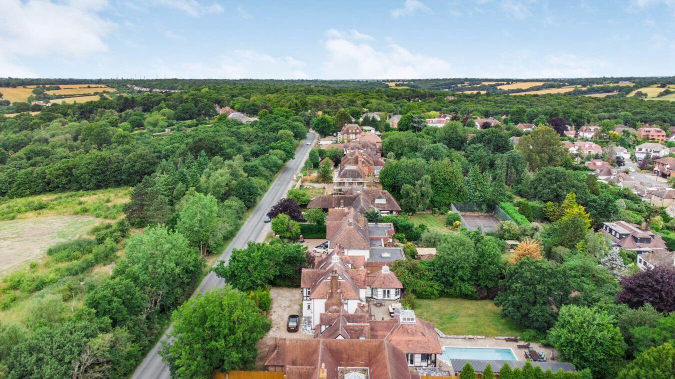 5 bedroom detached house For Sale in Potters Bar - Photograph 18