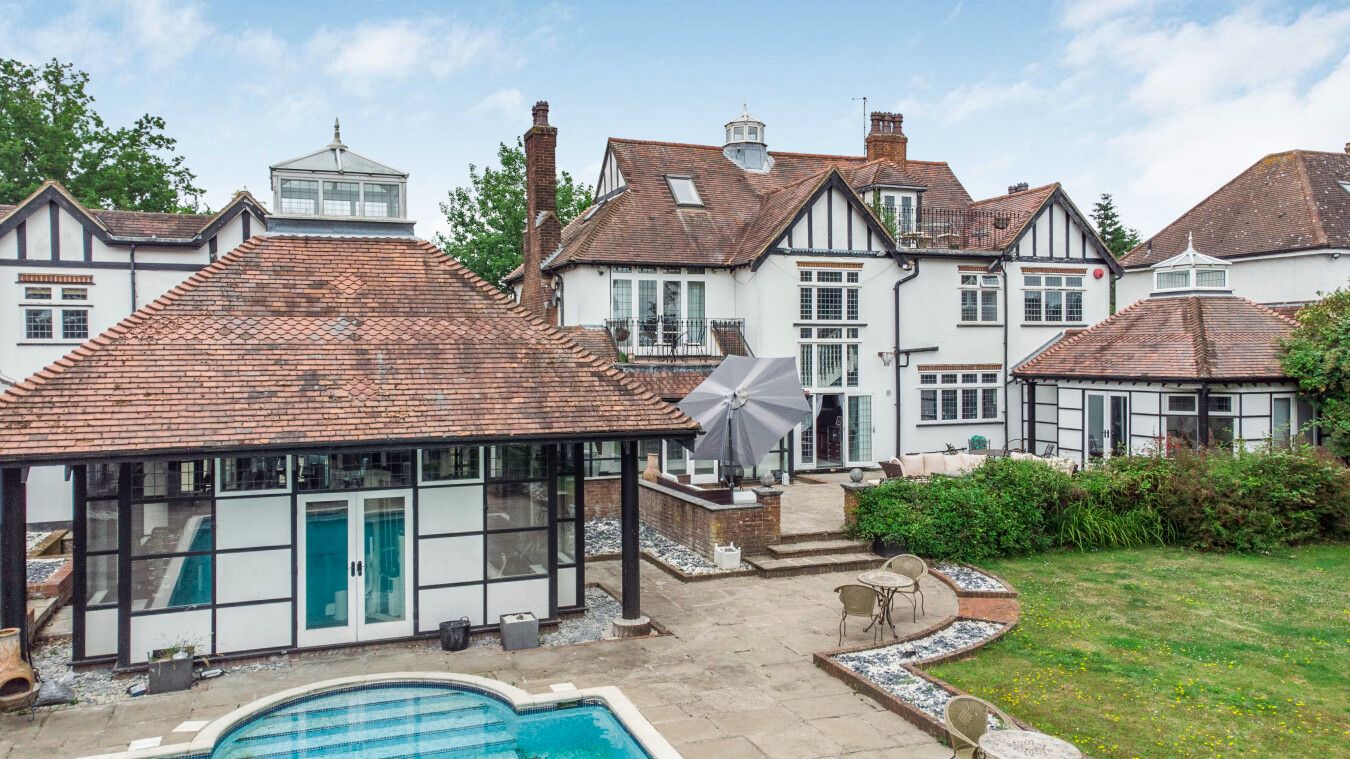 5 bedroom detached house For Sale in Potters Bar - Photograph 6