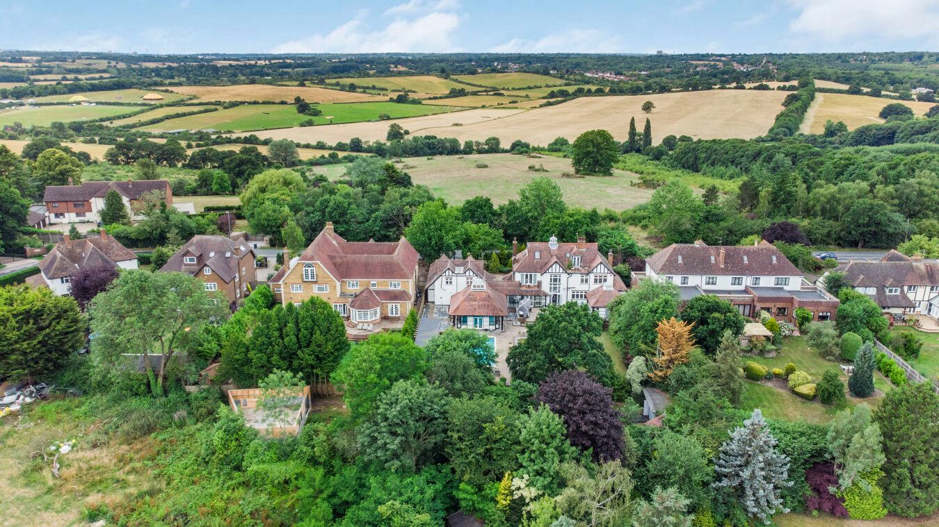 5 bedroom detached house For Sale in Potters Bar - Photograph 11