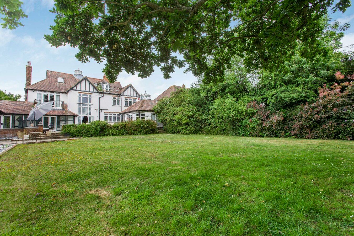 5 bedroom detached house For Sale in Potters Bar - Photograph 1