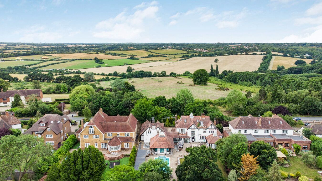 5 bedroom detached house For Sale in Potters Bar - Photograph 16
