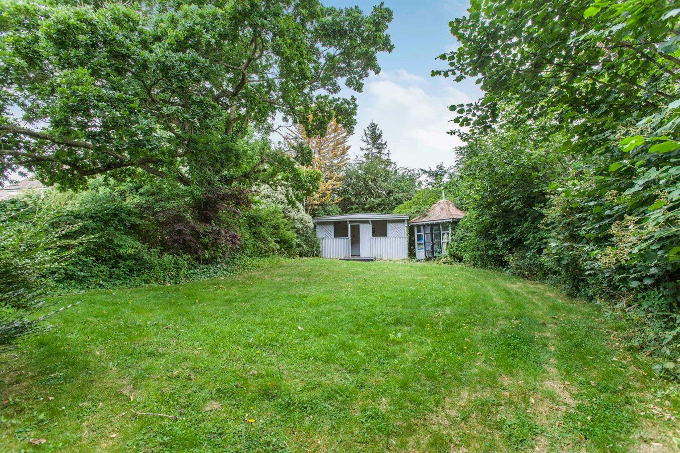 5 bedroom detached house For Sale in Potters Bar - Photograph 4