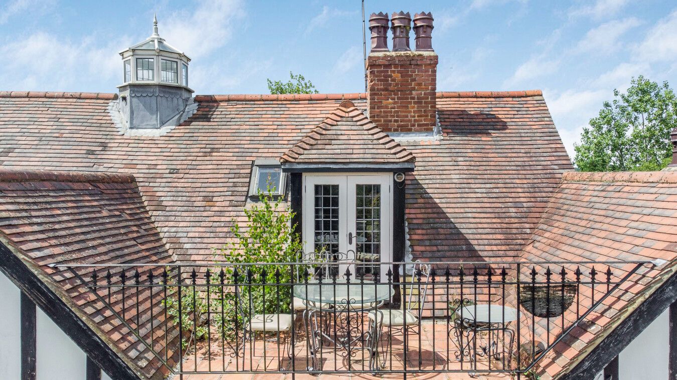 5 bedroom detached house For Sale in Potters Bar - Photograph 20