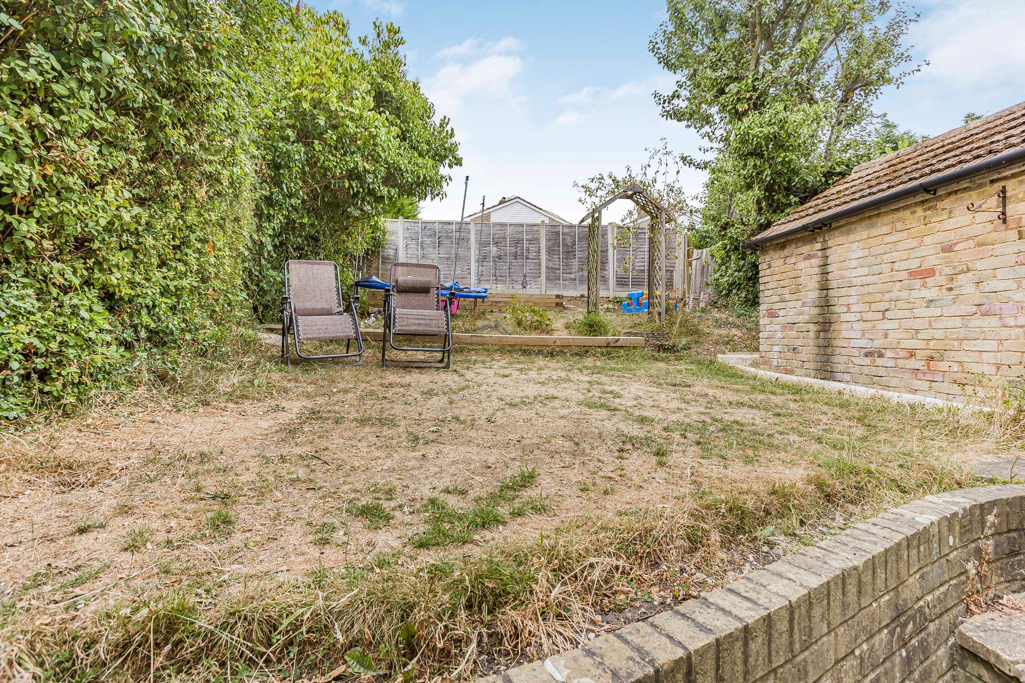 3 bedroom semi-detached house For Sale in Potters Bar - Photograph 6