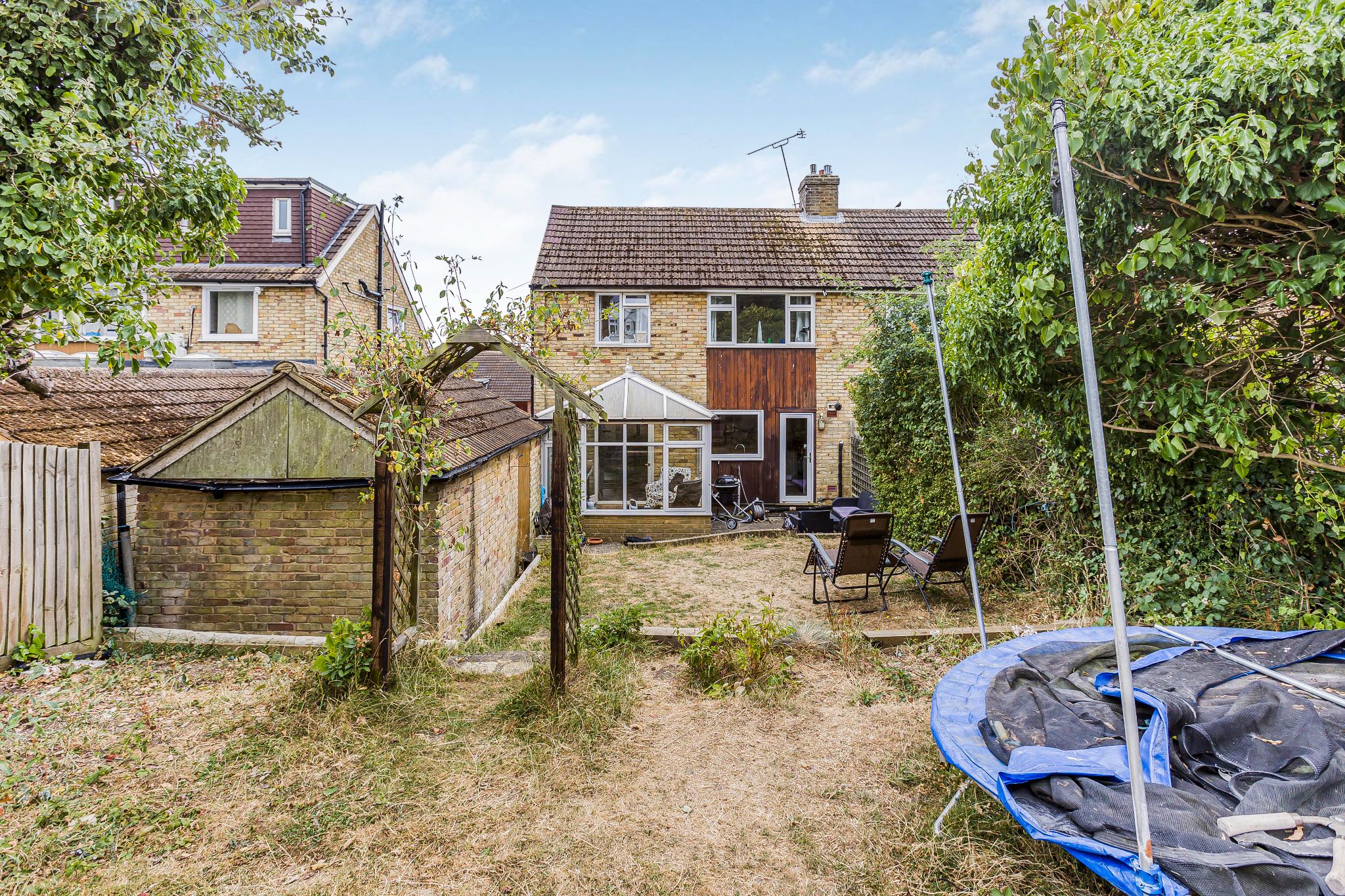 3 bedroom semi-detached house For Sale in Potters Bar - Photograph 4