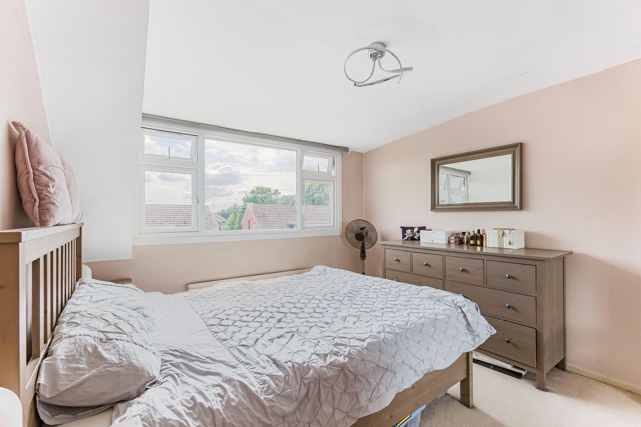 3 bedroom semi-detached house For Sale in Potters Bar - Photograph 19