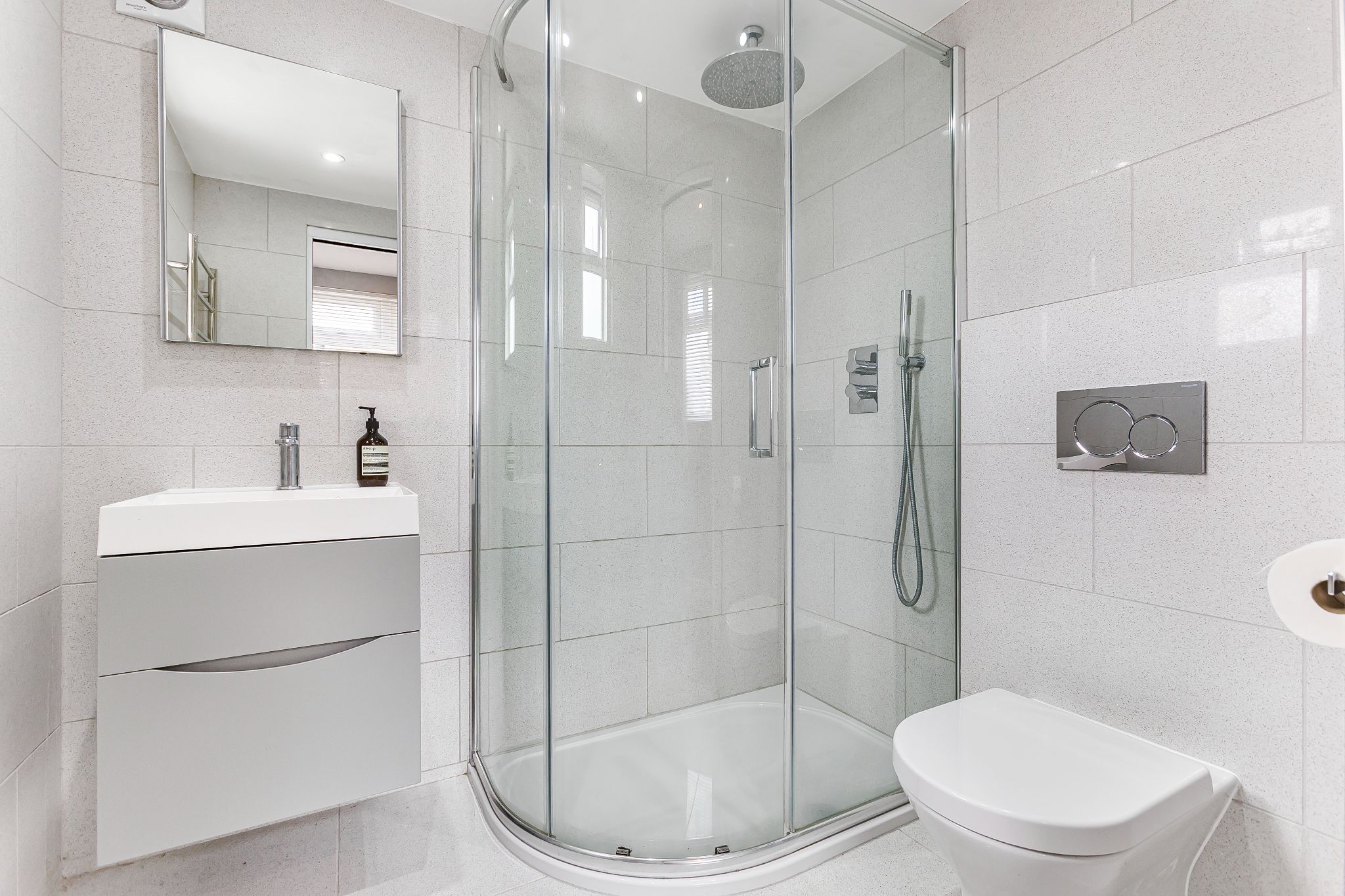 3 bedroom semi-detached house For Sale in Potters Bar - Photograph 9