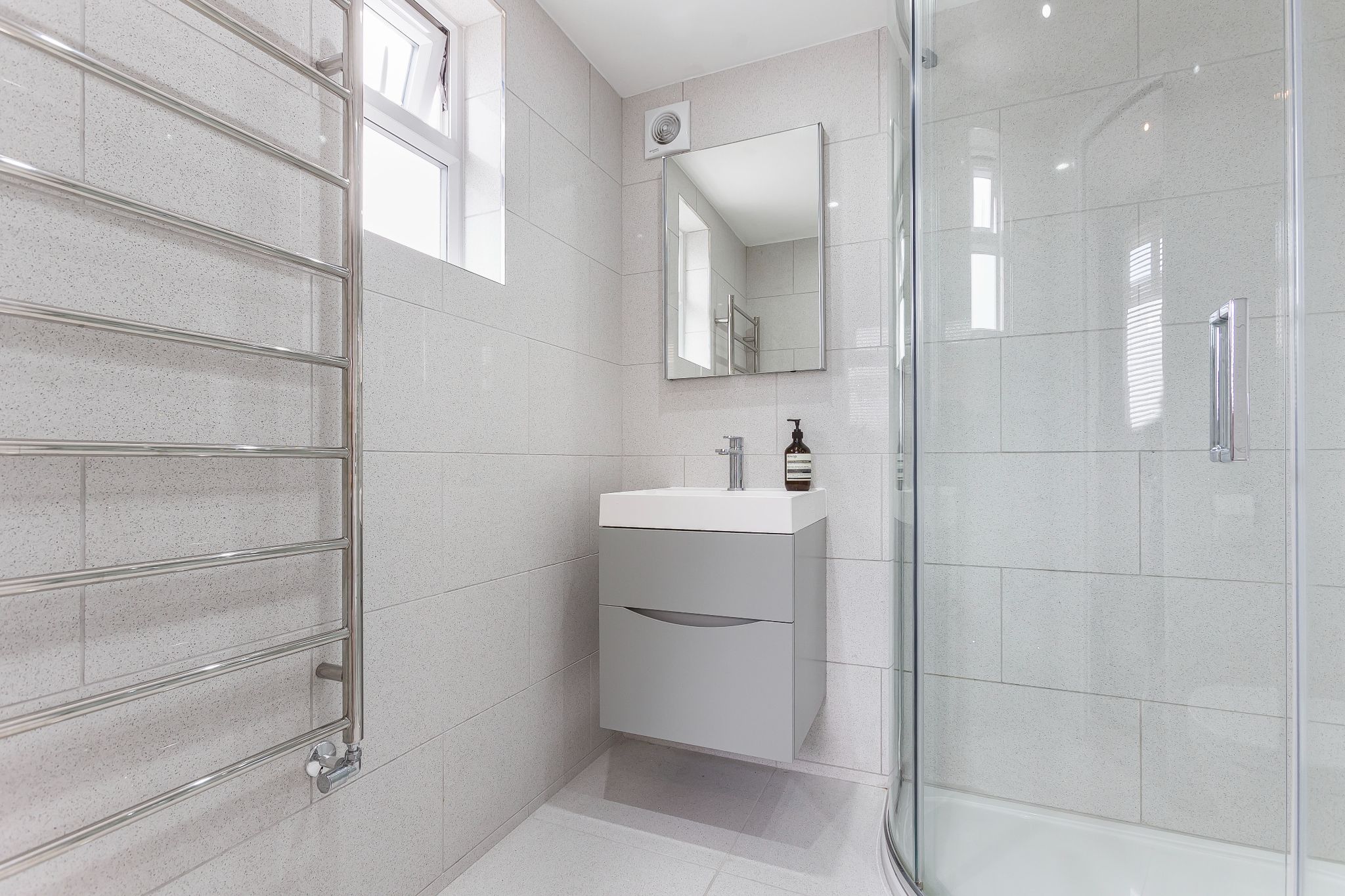 3 bedroom semi-detached house For Sale in Potters Bar - Photograph 10