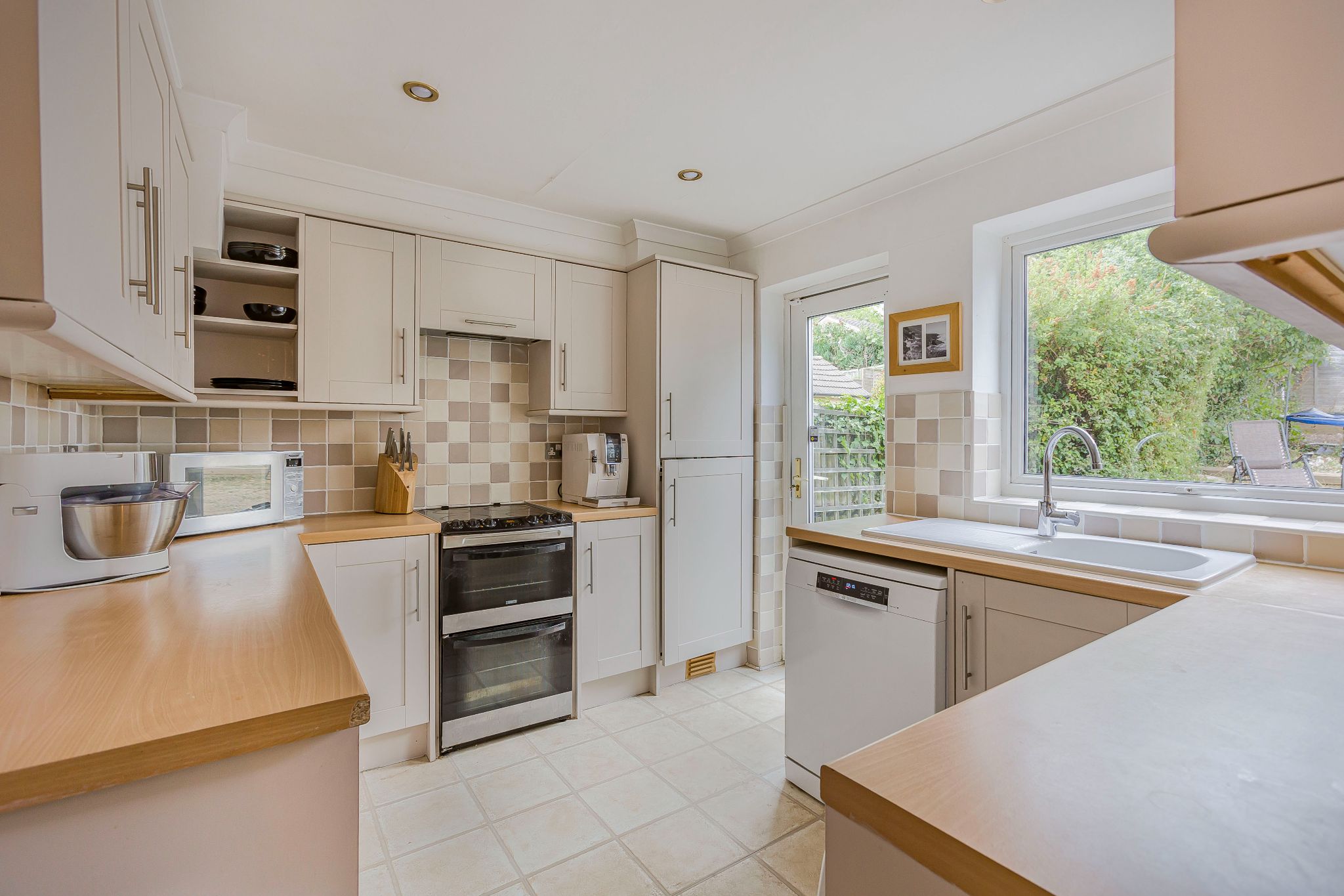 3 bedroom semi-detached house For Sale in Potters Bar - Photograph 14