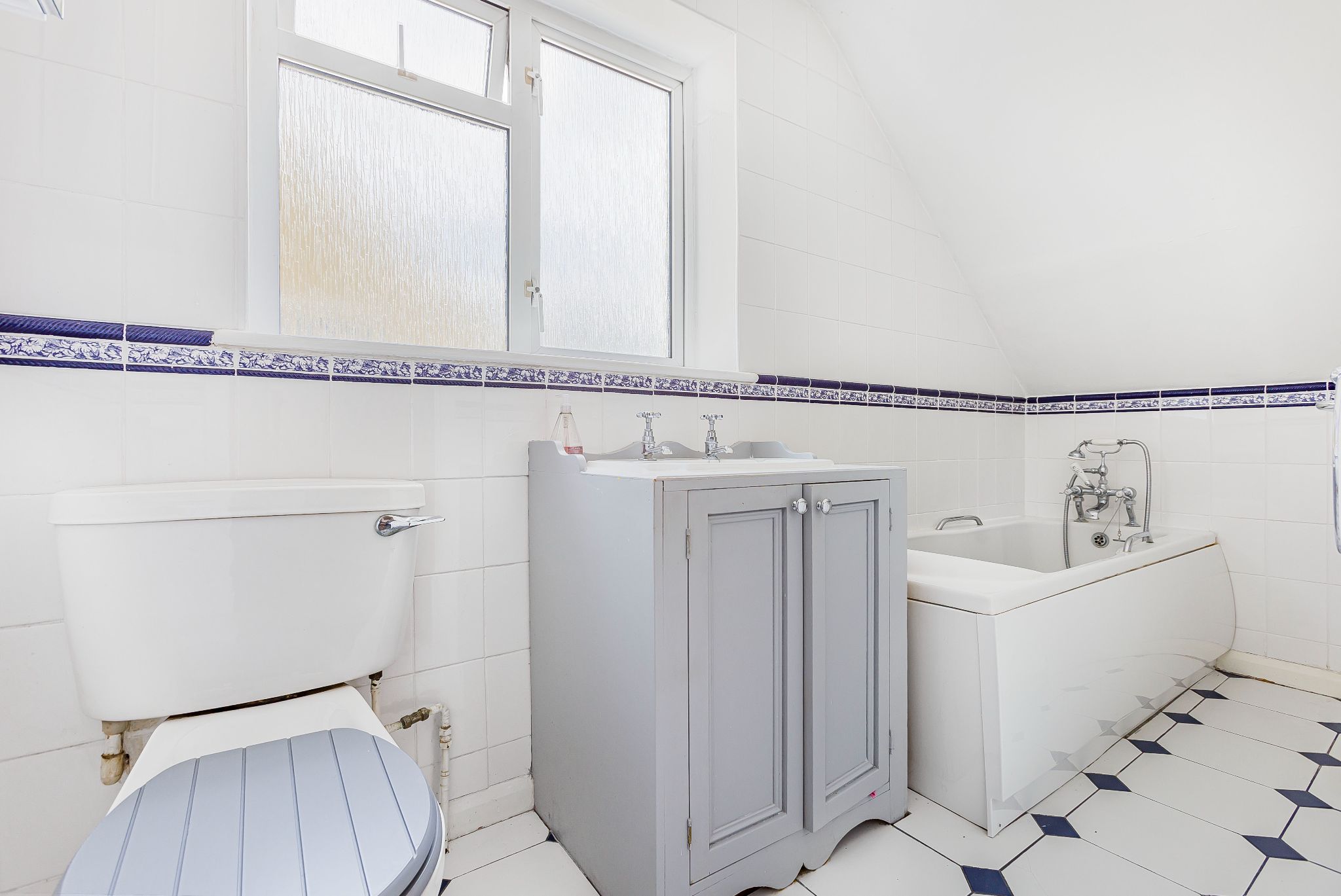 3 bedroom semi-detached house For Sale in Potters Bar - Photograph 17