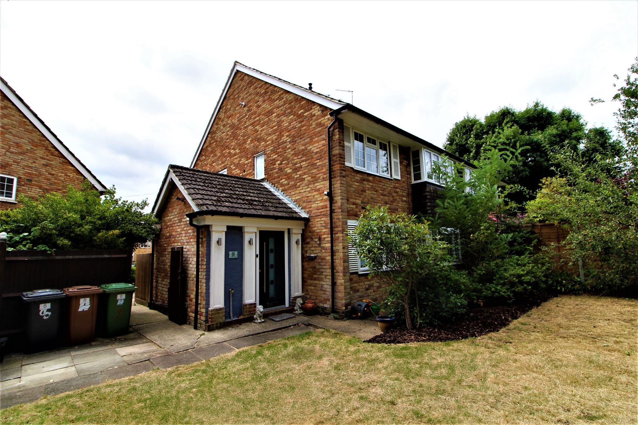 2 bedroom maisonette flat/apartment For Sale in Potters Bar - Photograph 1