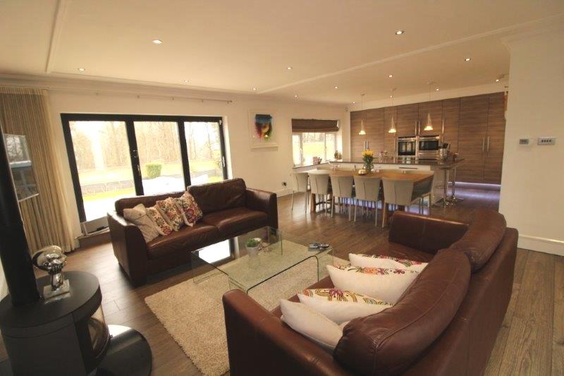 4 bedroom detached bungalow For Sale in Northaw - Photograph 5
