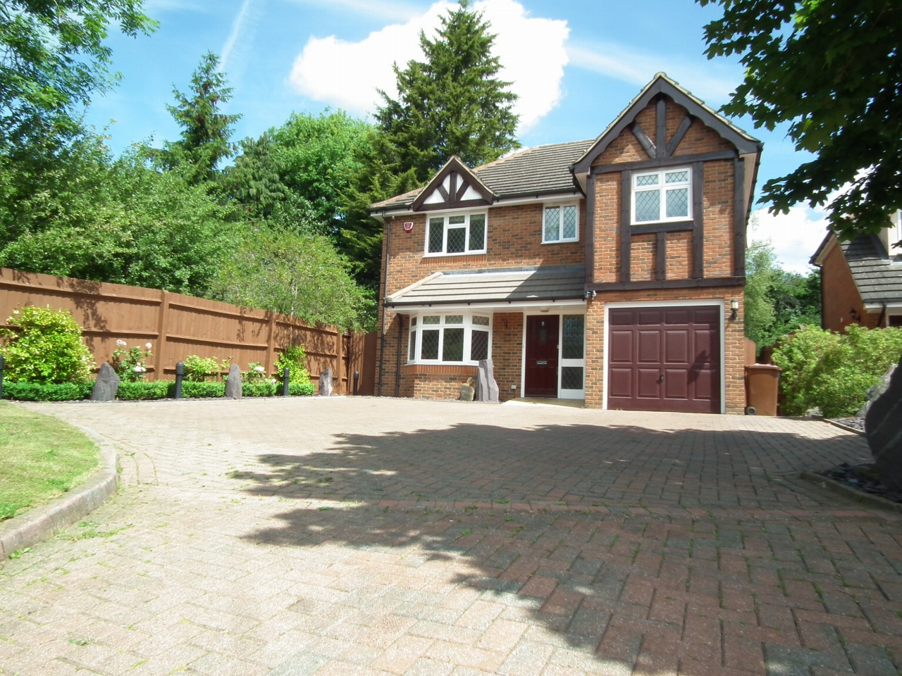 4 bedroom detached house For Sale in Potters Bar - Photograph 1
