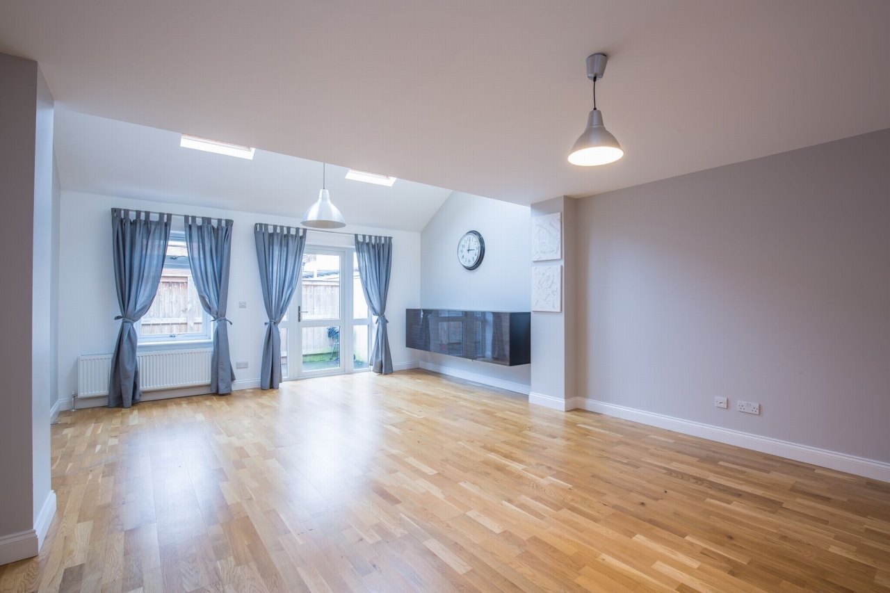 2 bedroom link detached house For Sale in Potters Bar - Photograph 1