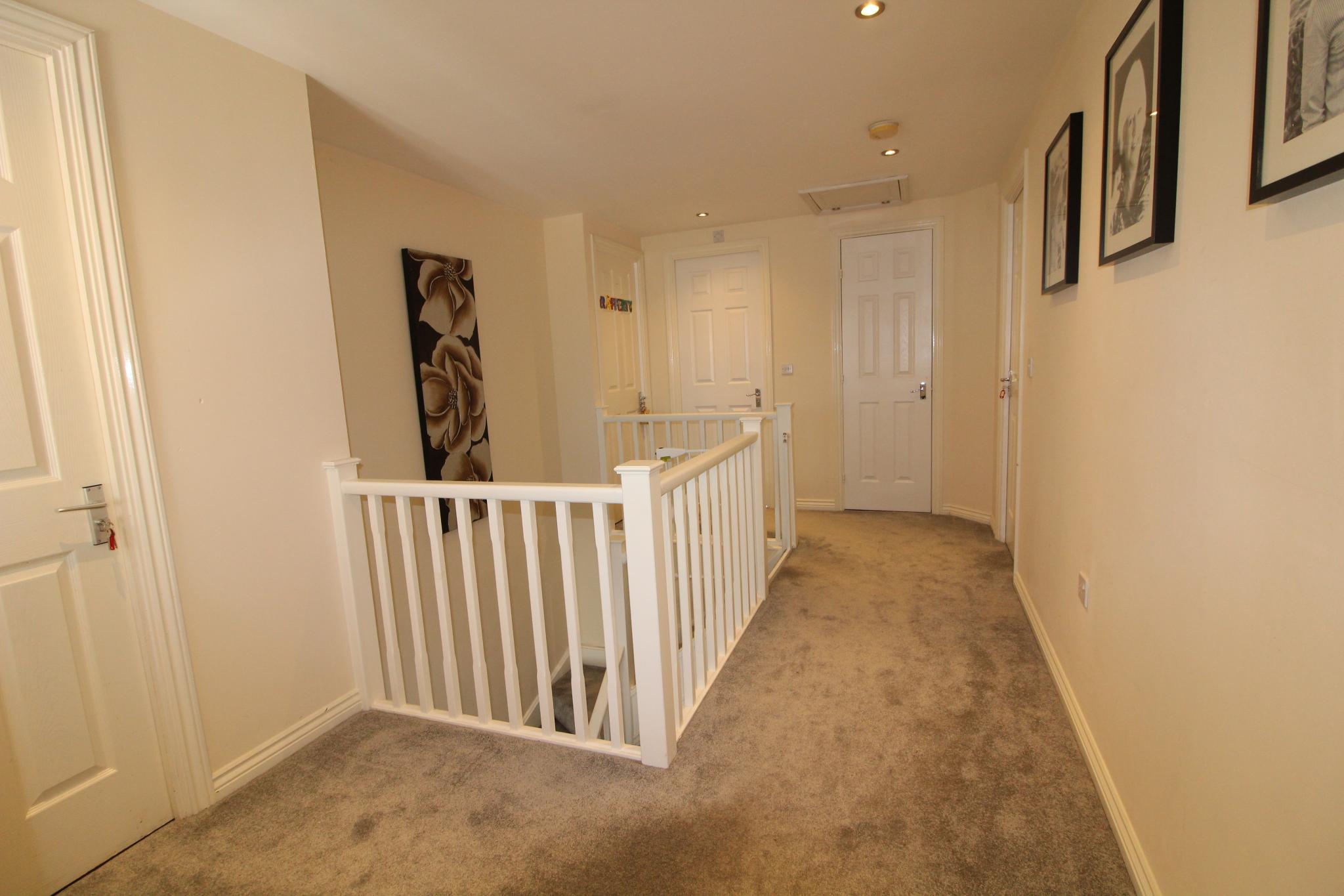 4 bedroom detached house Sale Agreed in Hatfield - Photograph 9