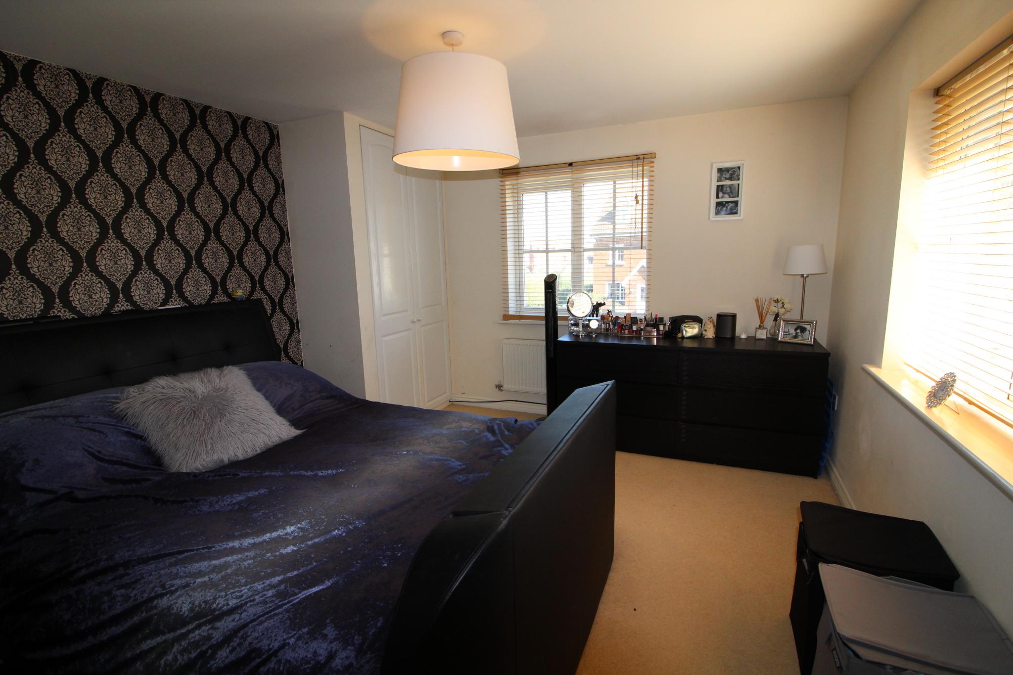 4 bedroom detached house Sale Agreed in Hatfield - Photograph 10